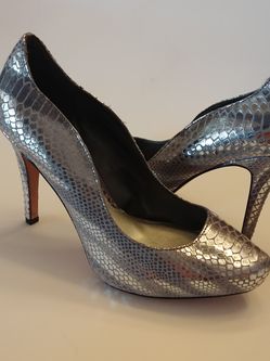 SIZE 8 WHITE HOUSE BLACK MARKET Womens Rece Silver Leather Platform Pumps.