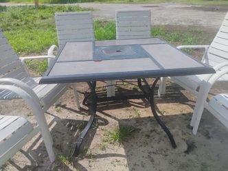 Patio table with four chairs $40 except for delivery in description