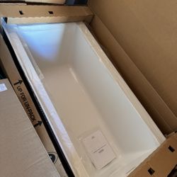 NEW Jacuzzi Luxury Bath Tub – Never Installed – Minor Shipping Chip