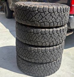 35x12.50/20 Nitto 📍📍 Vendo un set de llantas con 80% de vida las 4 📍🌟