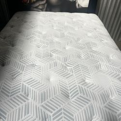 Lovely 💜🌟 King 🌟💜Mattress And 🌟💜Box Spring 