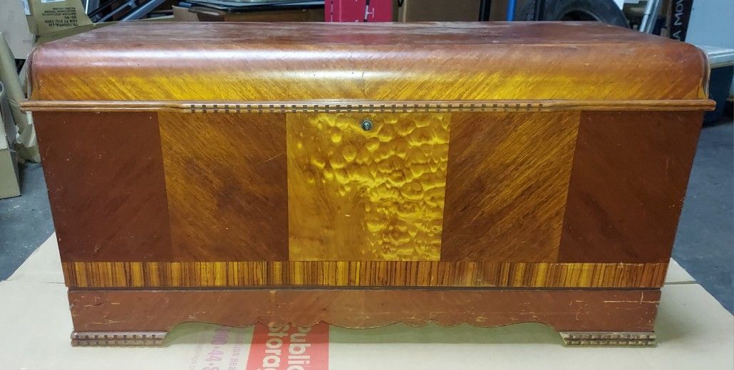 * * * Big Beautiful Vintage Treasure Chest Cedar Trunk * * *