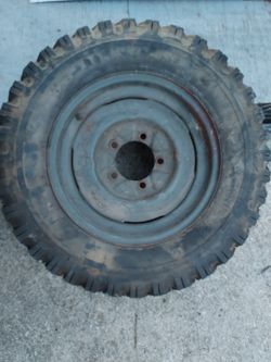 ORIGINAL VINTAGE WW 2 JEEP STEEL WHEEL AND TIRE.