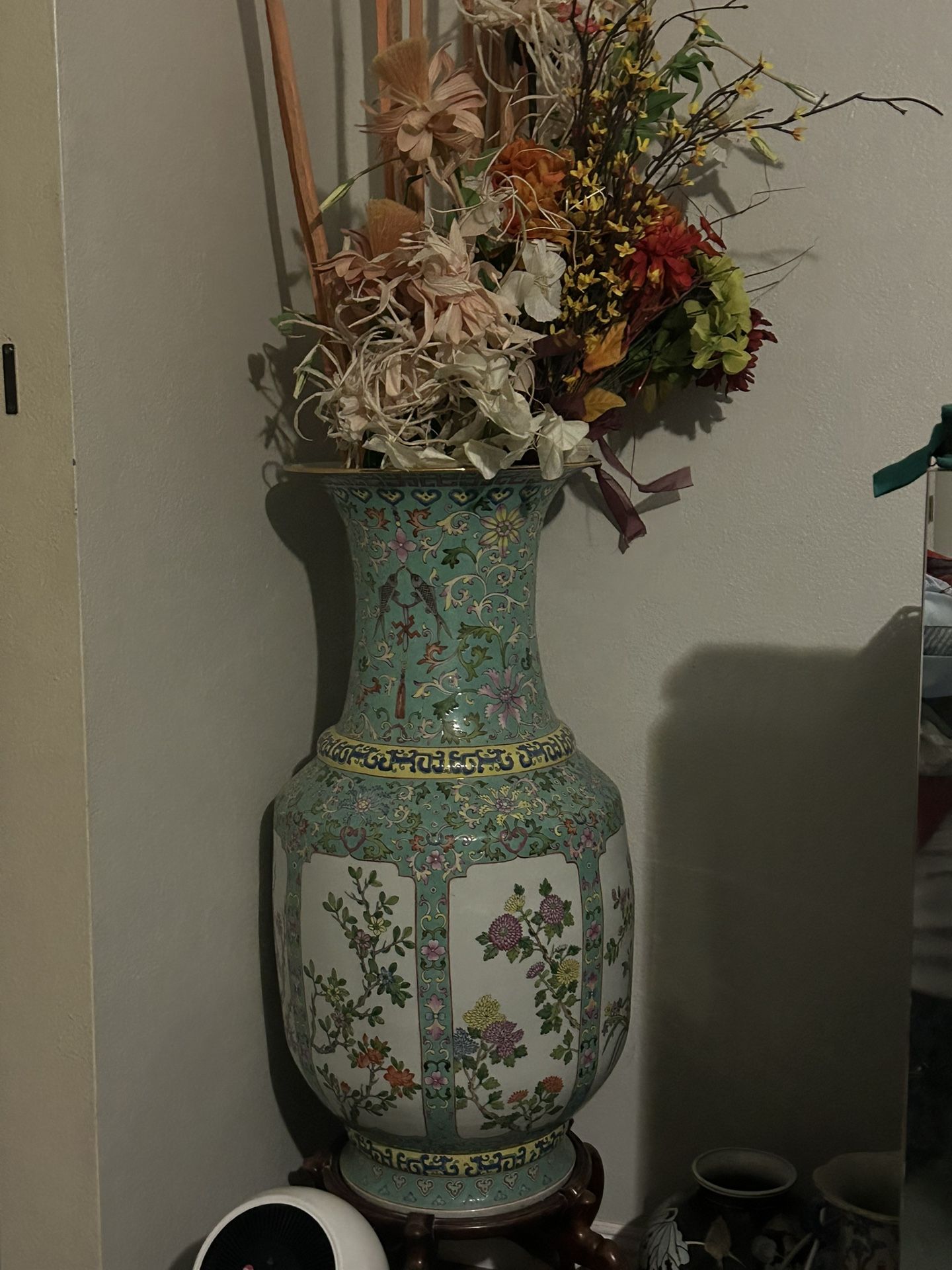 Qing dynasty; Qianlong Period Ceramic Painted Vase