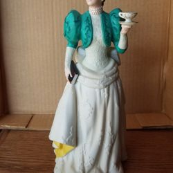 AVON**THE 1995 Mrs. P.F.E. ALBEE Award**Porcelain Figurine*FULL SIZE
