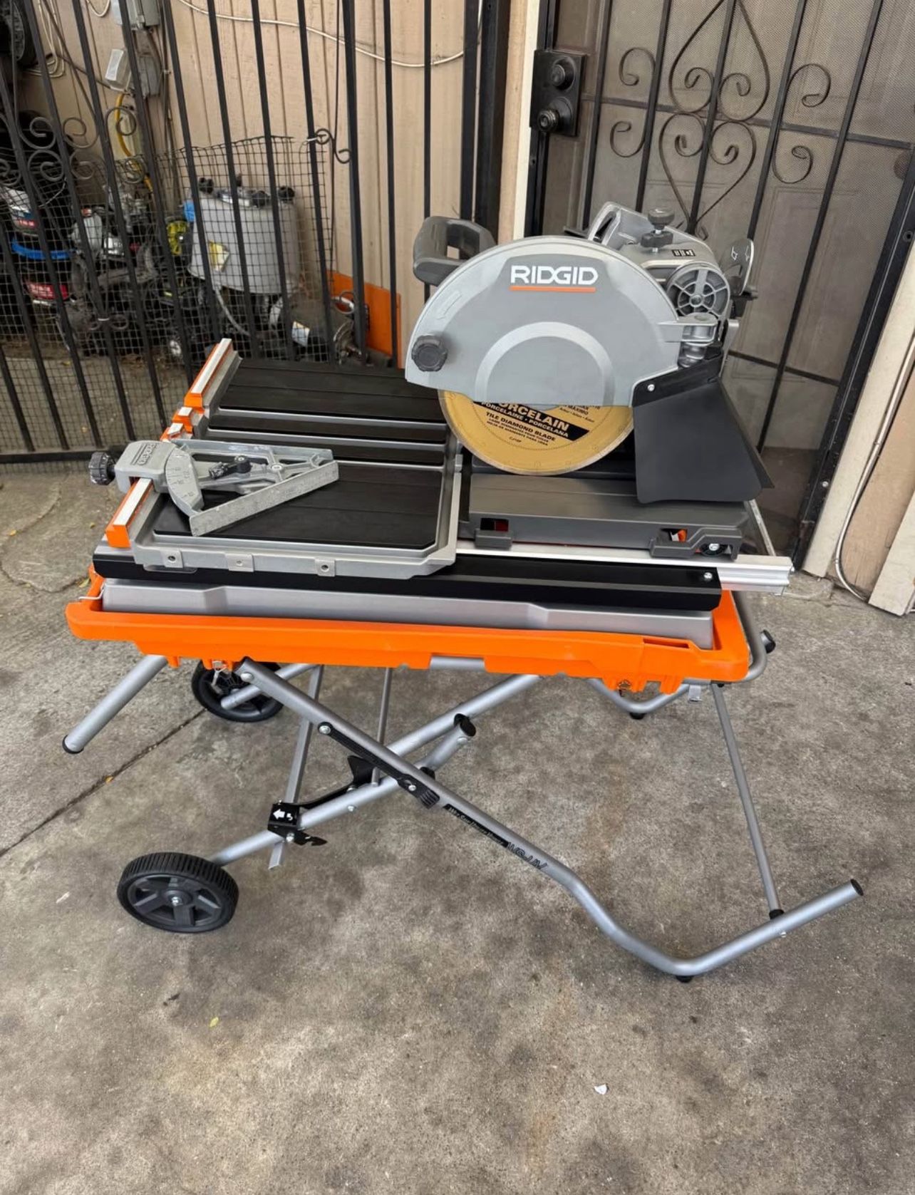 RIDGID 15 Amp 10 in. Wet Tile Saw with Portable Stand