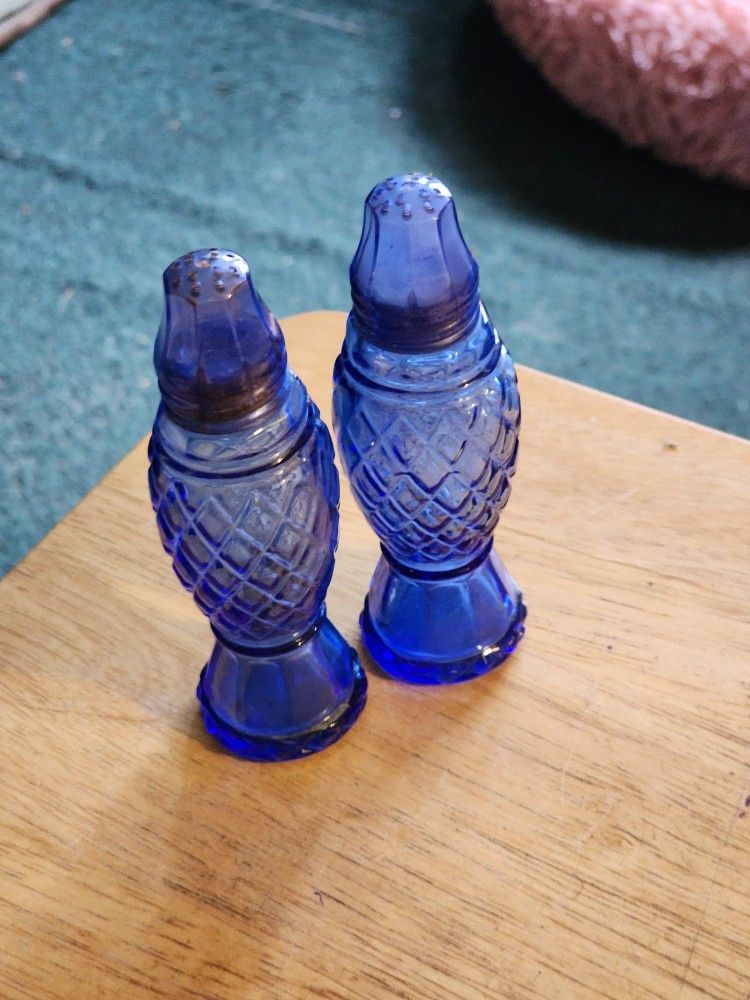 Ebay Vintage Avon Blue glass salt And pepper Shakers Beautiful Sapphire Glass set Pick up only.