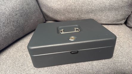 Cash box with keys in excellent condition