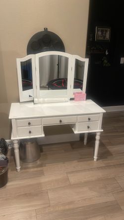 Free vanity desk