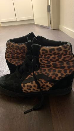 Women’s 9 leopard vans