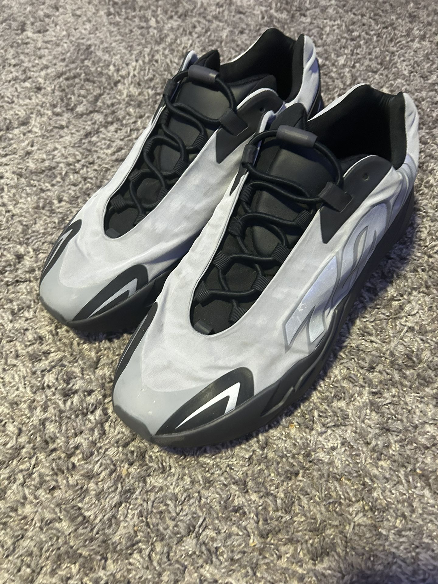 Yeezy Mnvm