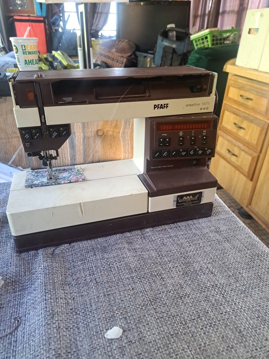 PFAFF Creative 1471 SUPER HOLIDAY DEAL!! for Sale in Los Gatos, CA OfferUp