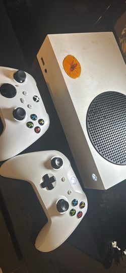 Xbox Series S wit lot of games on Harddrive and controllers