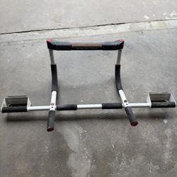 Iron Gym / Doorway Pull-Up Bar