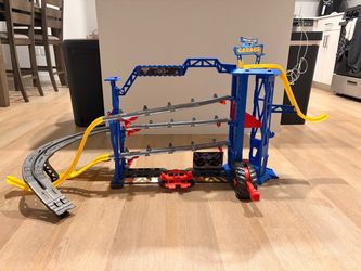 Monster Jam Garage Play Set