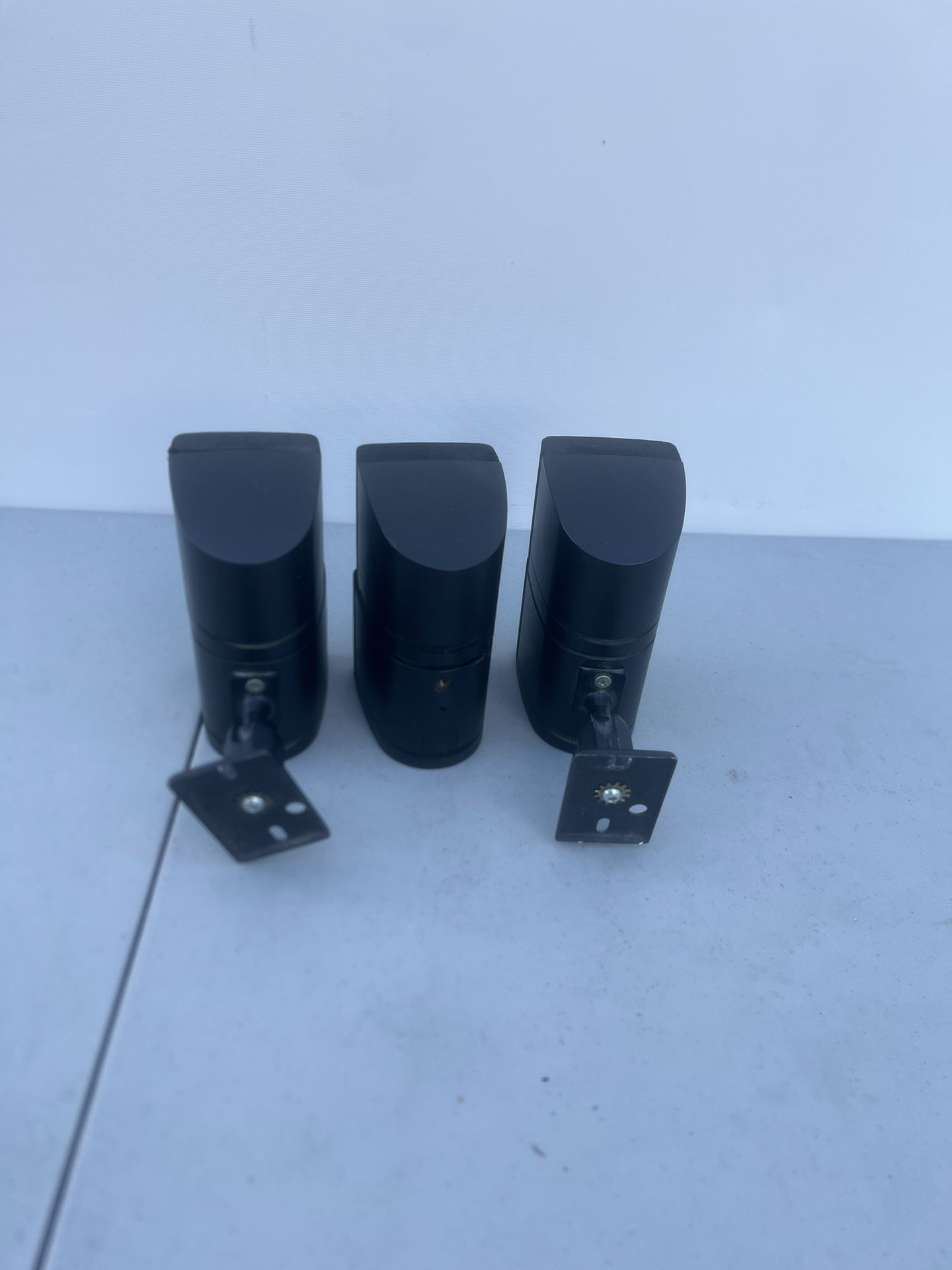 3 Bose Double Cube Direct Reflect Speakers Lifestyle Surround Wall Mount READ1st. The lot contains 3 sets of speakers. 1 does not have the wall mount 