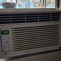 WINDOW AIR CONDITIONER 
