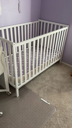 White Crib with very clean mattress
