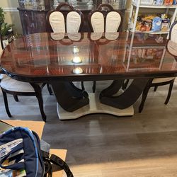 Elegant Dining Room Set with China Cabinet – Excellent Condition