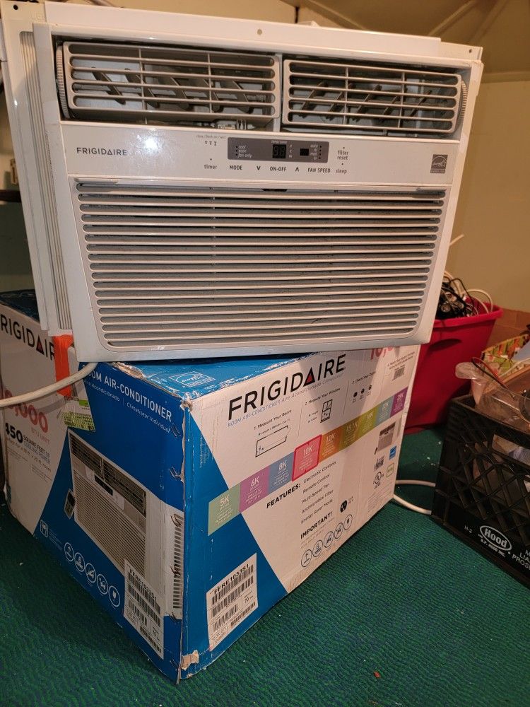 Frigidaire 10,000 BTU Air Conditioner/Blows ICE COLD/with Remote Control 