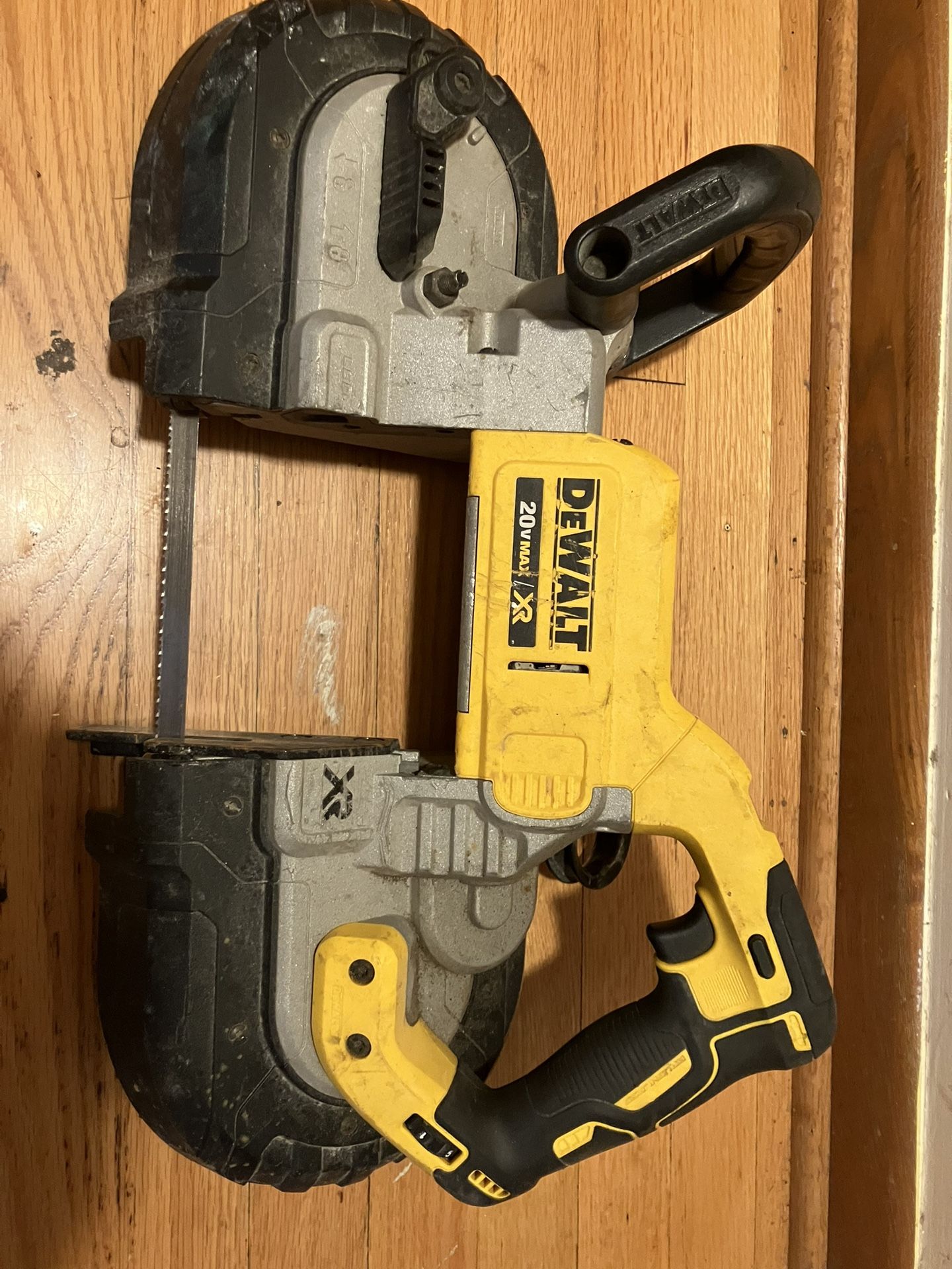Dewalt deep cut bandsaw DCS374