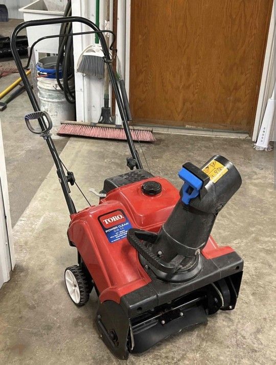 Toro Snow Blower, used once, like new *starts easy*