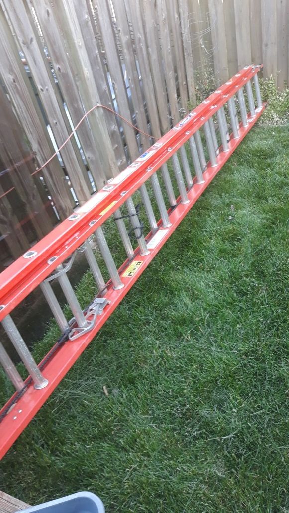 Werner's 28 ft fiberglass extension ladder like new