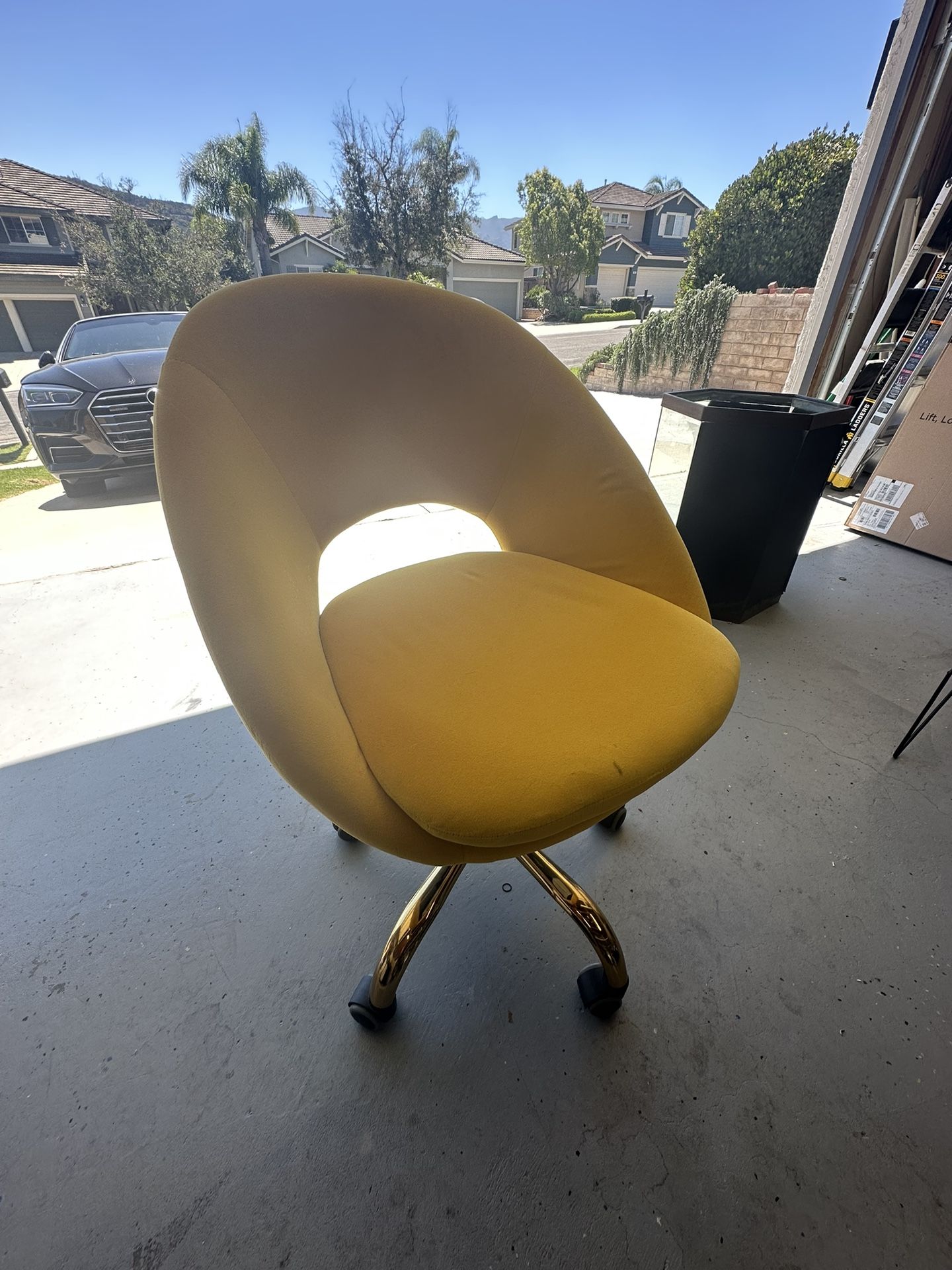 Lourdes Task Chair with Ergonomic Design
