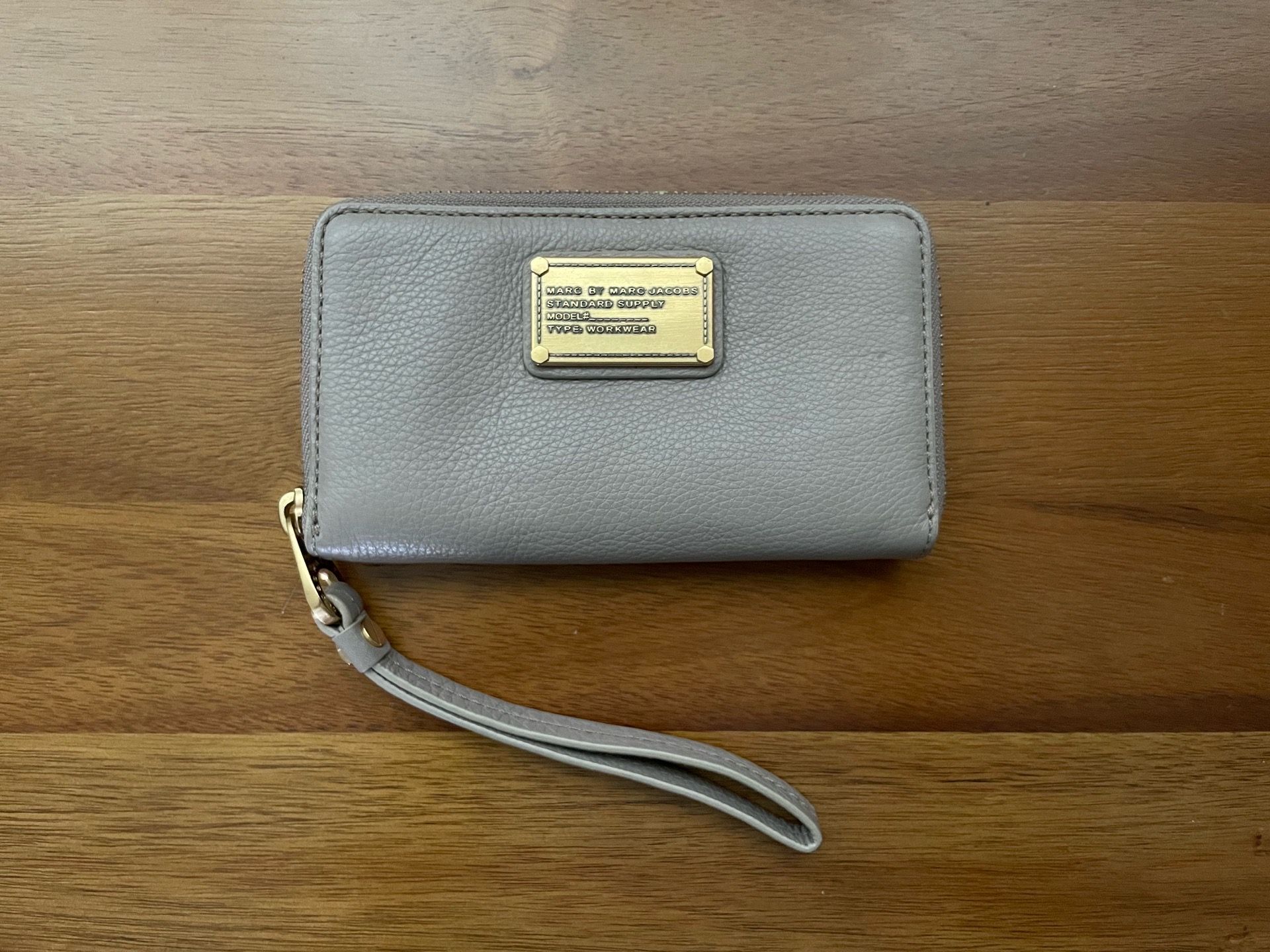 Marc Jacobs Gray Leather Wallet/Wristlet Clutch Gold Hardware Zip Around