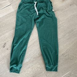 Vuori Women’s Cactus Green Joggers XS