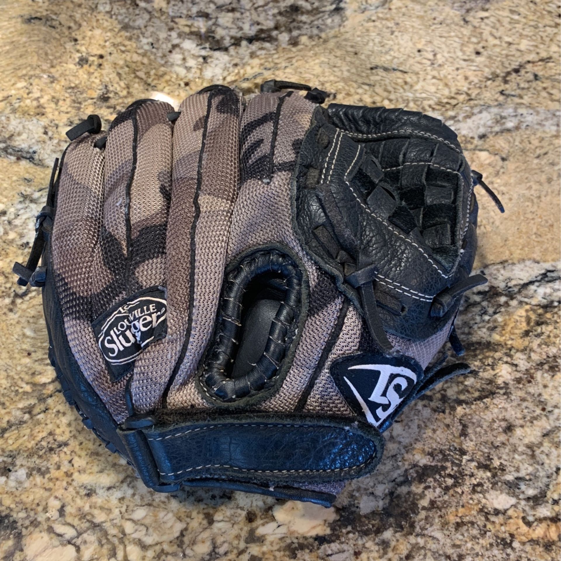 Louisville Slugger Softball Baseball Glove Genesis 1884 Series---all blk--RH