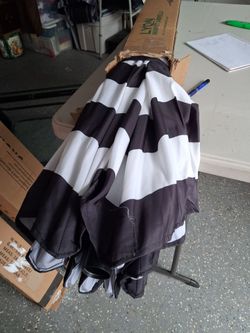 9FT PATIO UMBRELLAS (NEW)