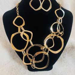 Boss Vibes Golden Necklace & Earrings Set