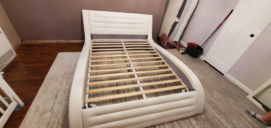 Modern Queen Size Bed With Temperpetic Mattress
