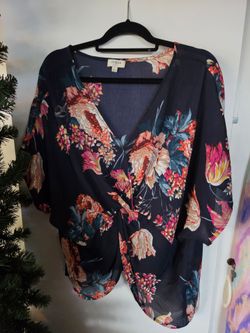 Ladies shirt. Sz lg. Like new
