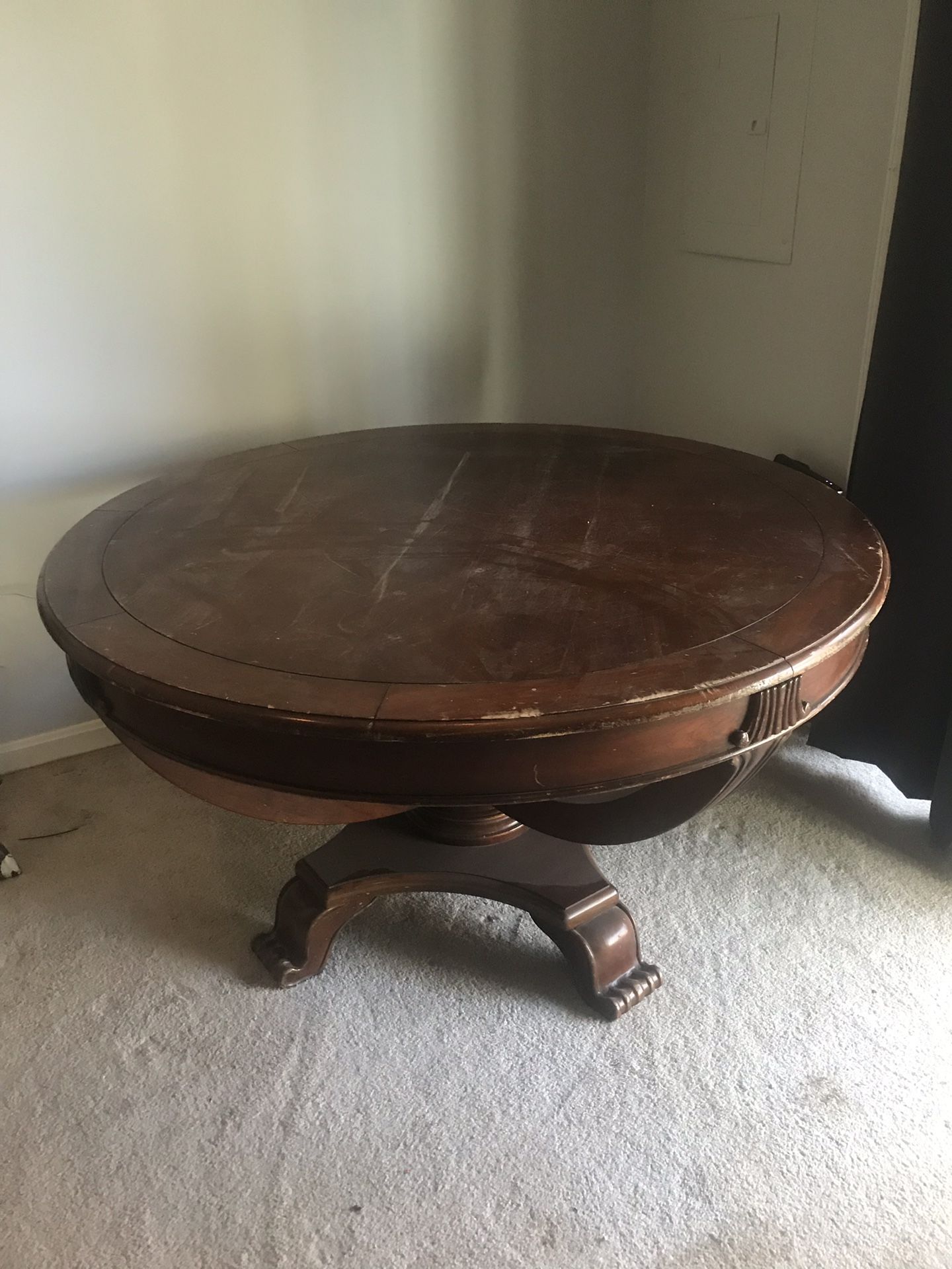 Round dining room table