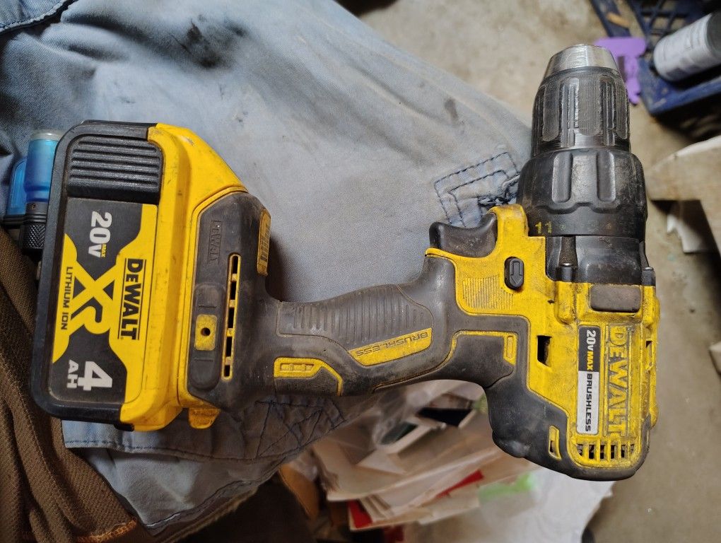 20 Volt DeWalt Drill Driver With 4 Amp Batt