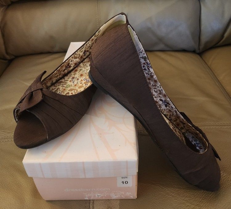 Dress Barn Brown Fabric Twisted Detailed Peep Toe W/Low Wedge Shoe 