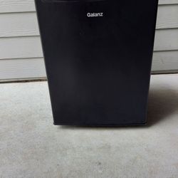 Galanz 3.3 Cu Ft One Door Mini Fridge- Black