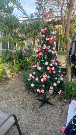 Árbol De Navidad Con Luses Y Incluye Las Decoración Por $50