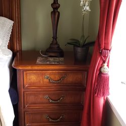 Solid Wood Cherry Finish Traditional Nightstands (Set of 2)