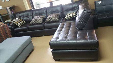 American Built Sectional with pillows !!