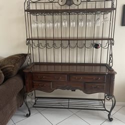 Hutch - Wine Bar