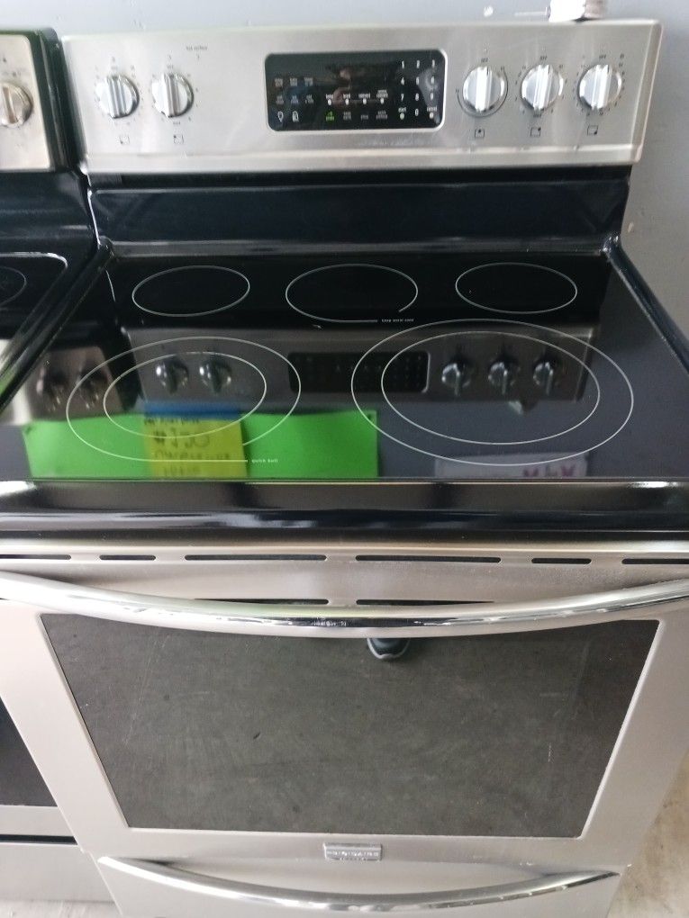 Stainless Steel Frigidaire Electric Stove Glass Smooth Top for Sale in  Sacramento, CA - OfferUp