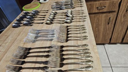 60 Piece Colin Cowie Gold Plated flatware Silverware setting for 12