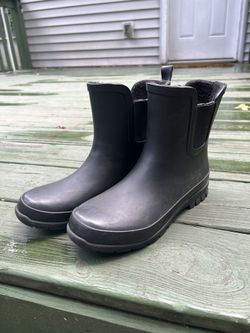 Plain Black Rain Boots (Women’s 8)
