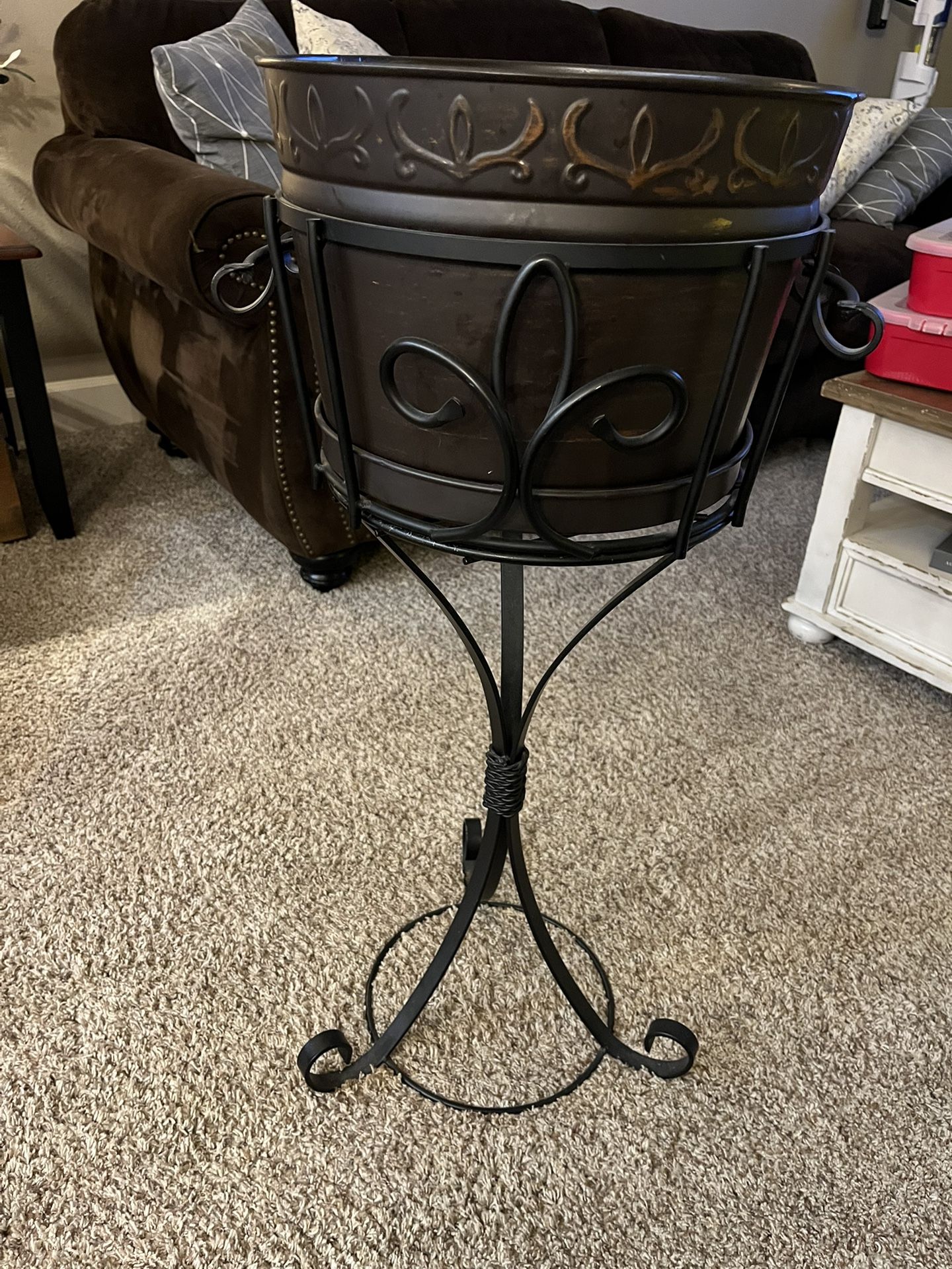 Entertaining bucket with stand