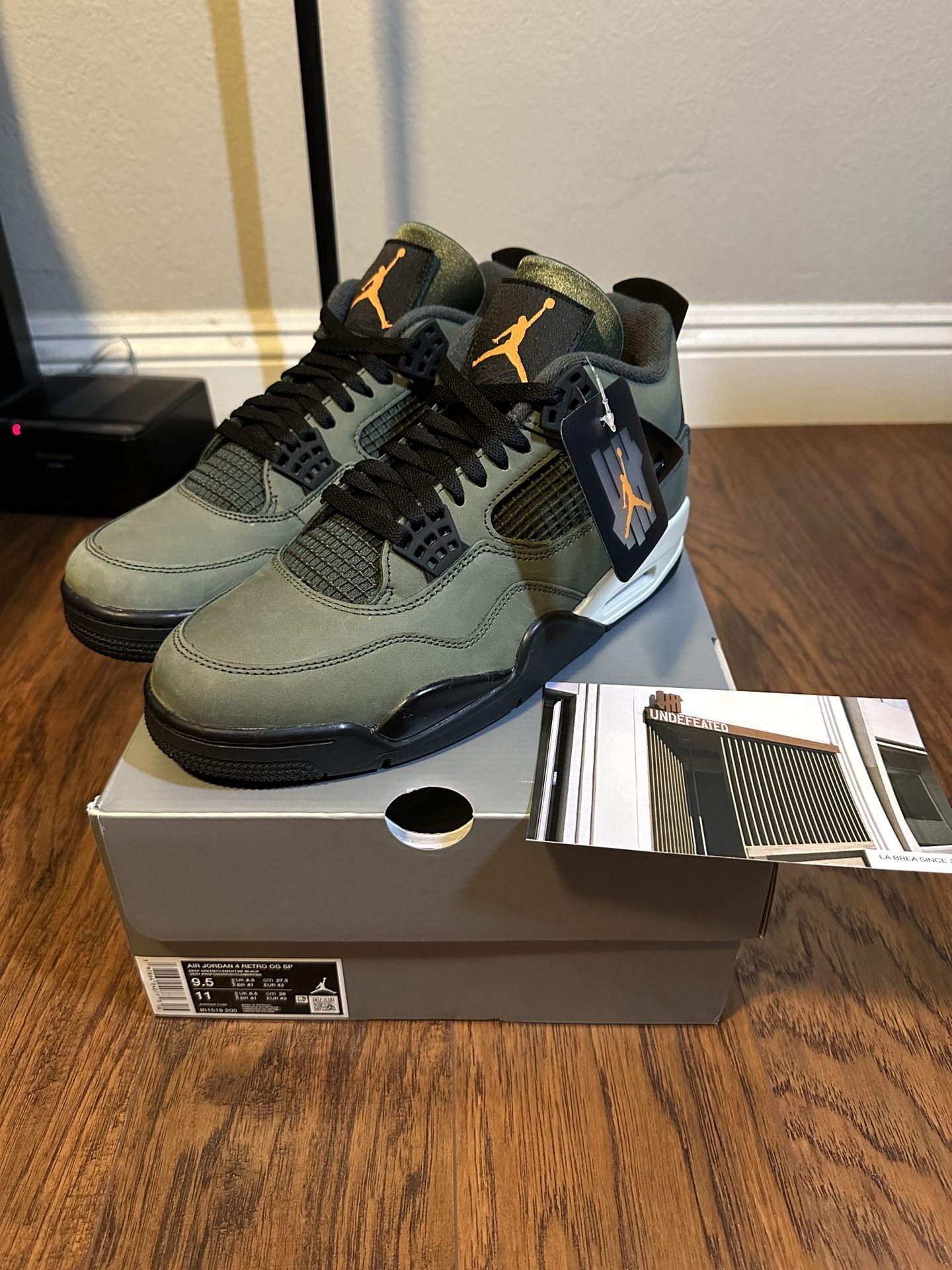 DS/Brand New Jordan 4 Undefeated Size 9.5 