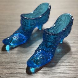 Fenton Art Glass Company vintage collectable pair of blue miniature glass shoes.  “Daisy 