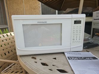 Frigidaire FFCE1439LW  1.4 cubic-square foot microwave